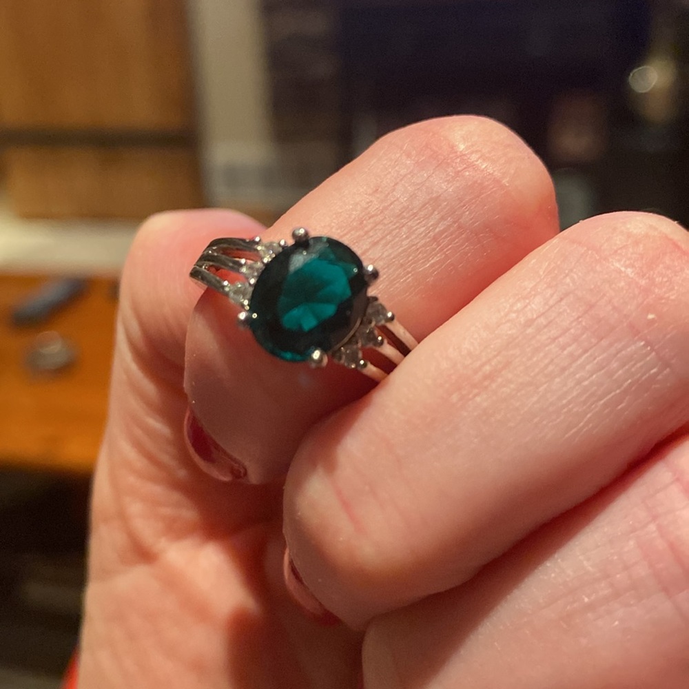 - Size 8 green filled topaz  ring - Picture 3 of 4